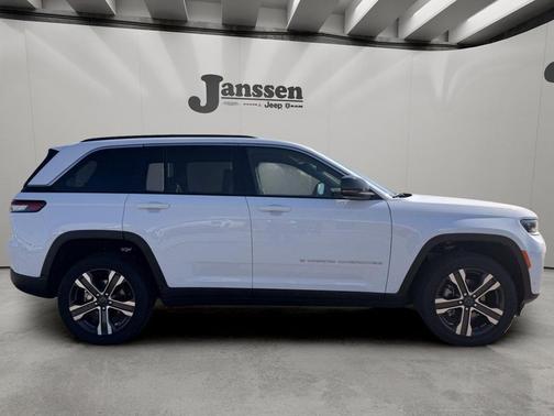 Bright White Clearcoat 2027 Jeep Grand Cherokee Limited