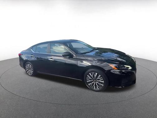 Super Black 2025 Nissan Altima SV FWD