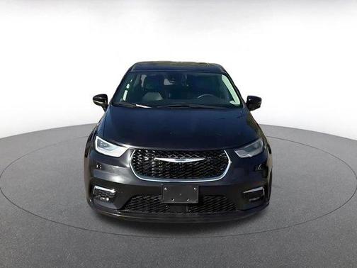 Brilliant Black Crystal Pearlcoat 2023 Chrysler Pacifica Touring L