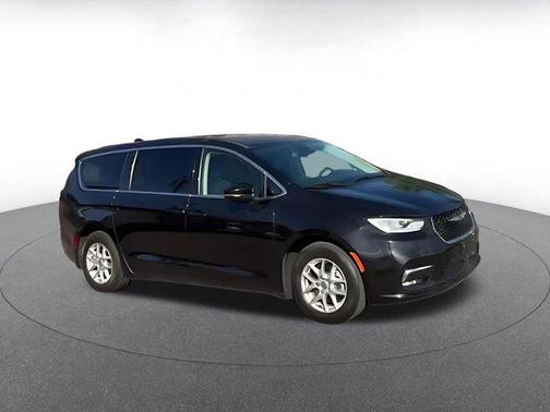 Brilliant Black Crystal Pearlcoat 2023 Chrysler Pacifica Touring L