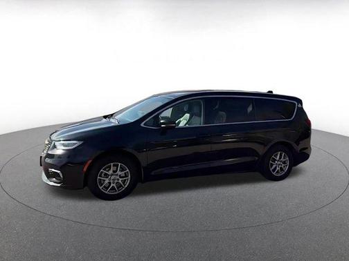 Brilliant Black Crystal Pearlcoat 2023 Chrysler Pacifica Touring L