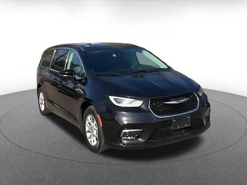 Brilliant Black Crystal Pearlcoat 2023 Chrysler Pacifica Touring L