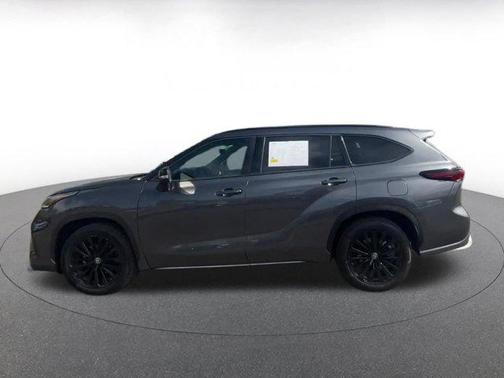 Magnetic Gray Metallic 2025 Toyota Highlander LE