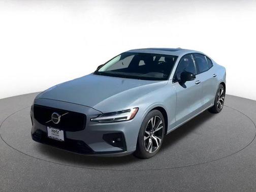 2024 Volvo S60 B5 Core Dark Theme