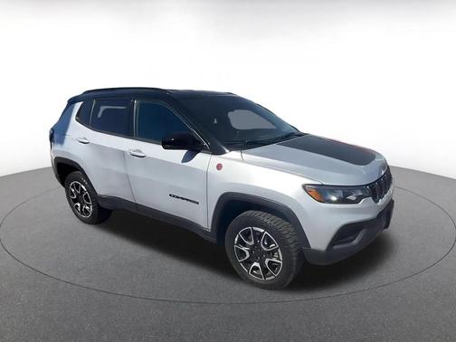 Silver Zynith Metallic Clearcoat 2025 Jeep Compass Trailhawk