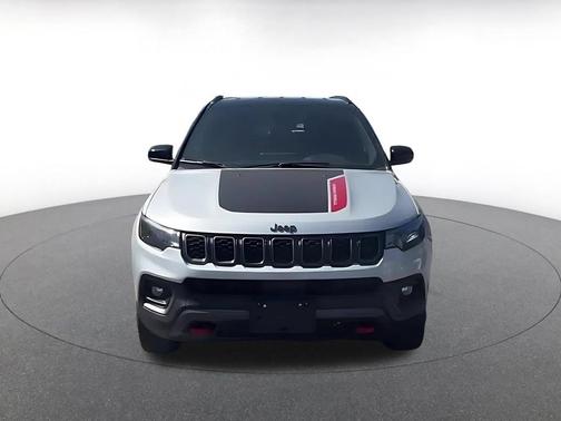 Silver Zynith Metallic Clearcoat 2025 Jeep Compass Trailhawk