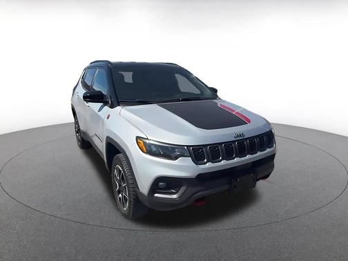 Silver Zynith Metallic Clearcoat 2025 Jeep Compass Trailhawk