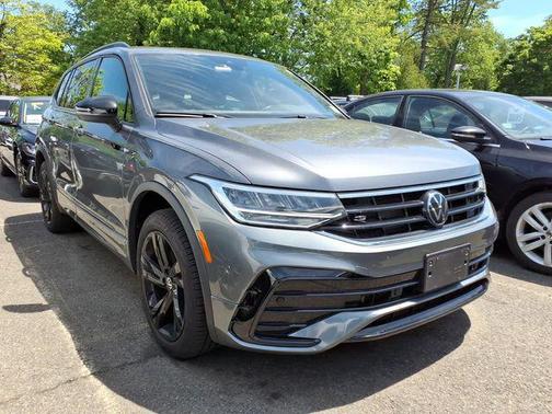 Platinum Gray Metallic 2024 Volkswagen Tiguan 2.0T SE R-Line Black 4MOTION