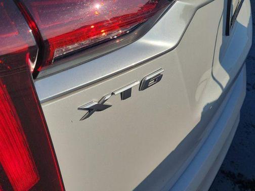 Crystal White Tri-Coat 2023 Cadillac XT6 Luxury FWD