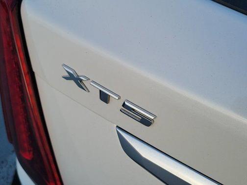 Crystal White Tri-Coat 2023 Cadillac XT5 Luxury