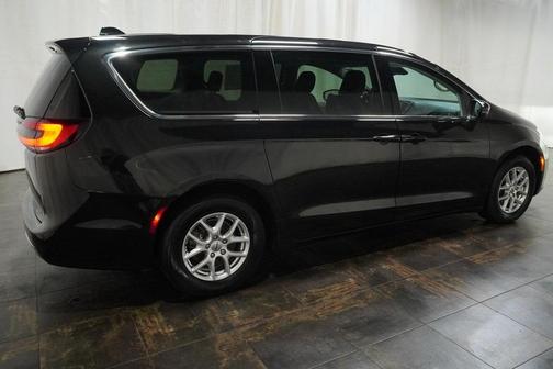 2023 Chrysler Pacifica Touring-L