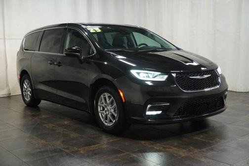 2023 Chrysler Pacifica Touring-L