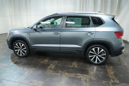 Platinum Gray Metallic 2022 Volkswagen Taos 1.5T SE
