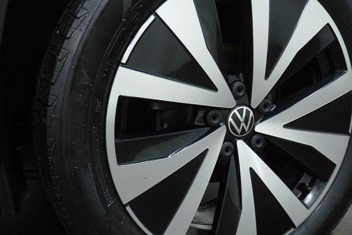 Platinum Gray Metallic 2022 Volkswagen Taos 1.5T SE