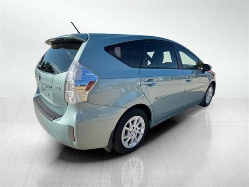 2014 Toyota Prius v Five