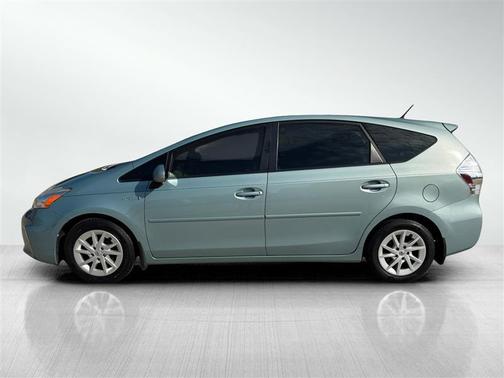 2014 Toyota Prius v Five