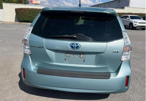 2014 Toyota Prius v Five
