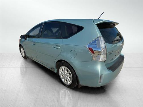 2014 Toyota Prius v Five