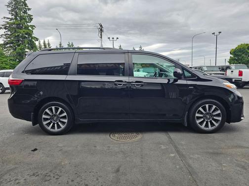 Midnight Black Metallic 2018 Toyota Sienna XLE