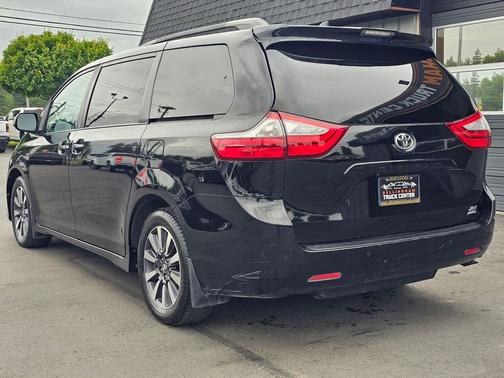 Midnight Black Metallic 2018 Toyota Sienna XLE