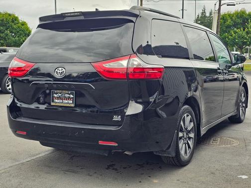Midnight Black Metallic 2018 Toyota Sienna XLE
