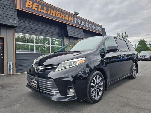 Midnight Black Metallic 2018 Toyota Sienna XLE