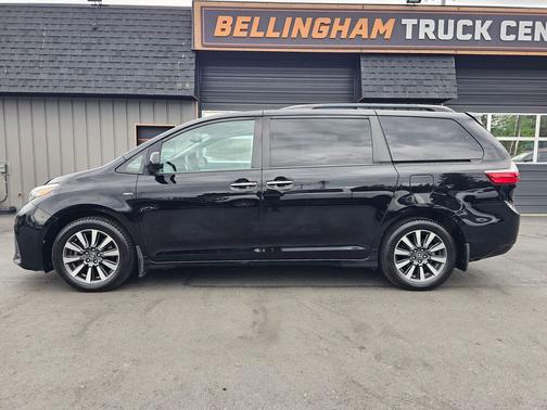 Midnight Black Metallic 2018 Toyota Sienna XLE
