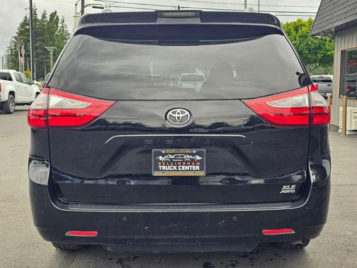 Midnight Black Metallic 2018 Toyota Sienna XLE