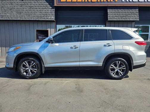 Celestial Silver Metallic 2019 Toyota Highlander LE