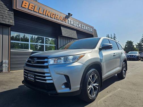 Celestial Silver Metallic 2019 Toyota Highlander LE
