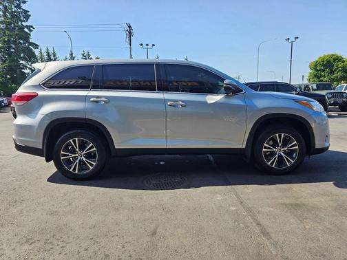 Celestial Silver Metallic 2019 Toyota Highlander LE