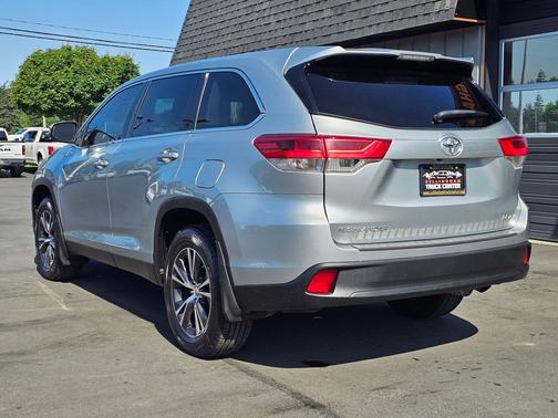 Celestial Silver Metallic 2019 Toyota Highlander LE