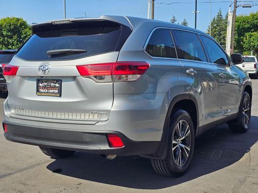 Celestial Silver Metallic 2019 Toyota Highlander LE