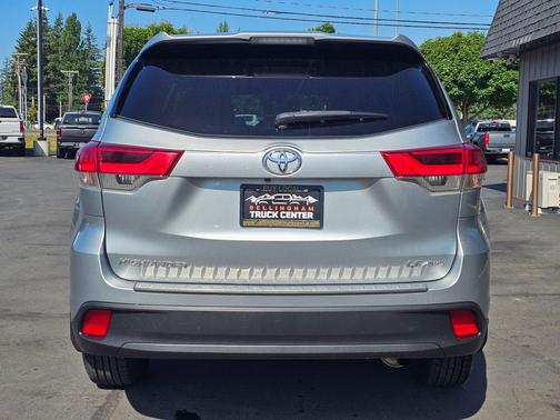 Celestial Silver Metallic 2019 Toyota Highlander LE