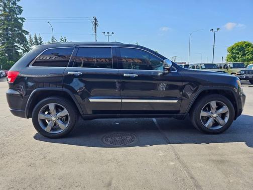 Brilliant Black Crystal Pearlcoat 2011 Jeep Grand Cherokee Overland