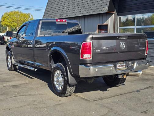 Granite Crystal Metallic Clearcoat 2018 RAM 2500 Laramie Crew Cab 4x4 8' Box