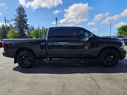 Brilliant Black Crystal Pearl Coat 2018 RAM 1500 Sport