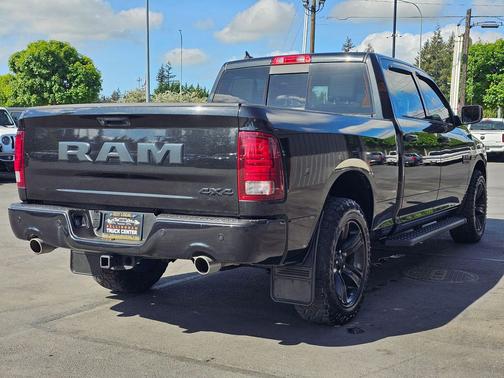Brilliant Black Crystal Pearl Coat 2018 RAM 1500 Sport