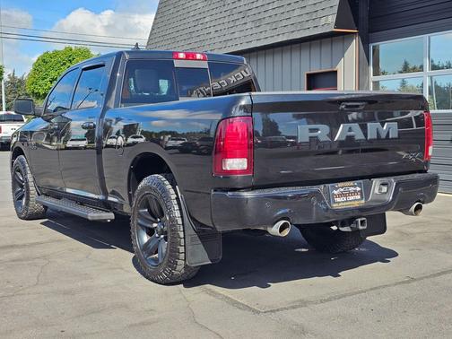 Brilliant Black Crystal Pearl Coat 2018 RAM 1500 Sport