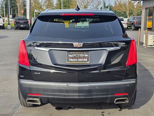 Stellar Black Metallic 2018 Cadillac XT5 Luxury