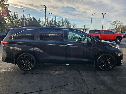 2022 Toyota Sienna XSE 7 Passenger
