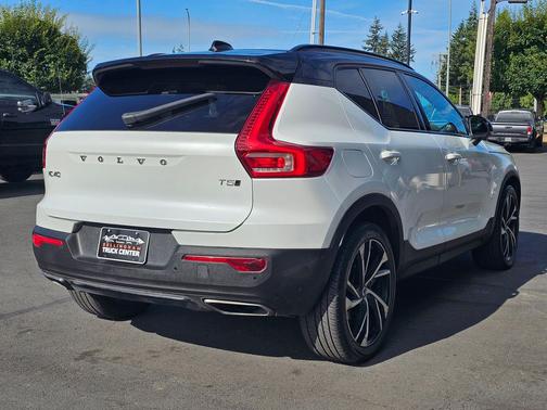 Ice White 2019 Volvo XC40 T5 Momentum