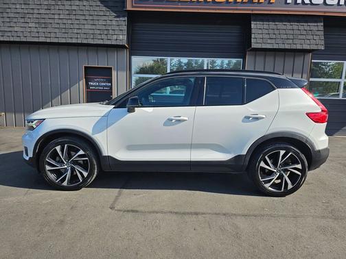 Ice White 2019 Volvo XC40 T5 Momentum