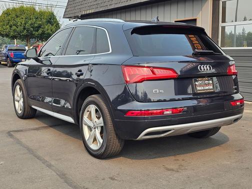 Moonlight Blue Metallic 2020 Audi Q5 45 Titanium Premium