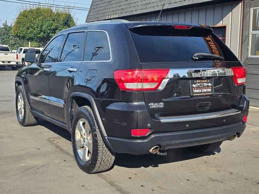 Brilliant Black Crystal Pearlcoat 2011 Jeep Grand Cherokee Limited