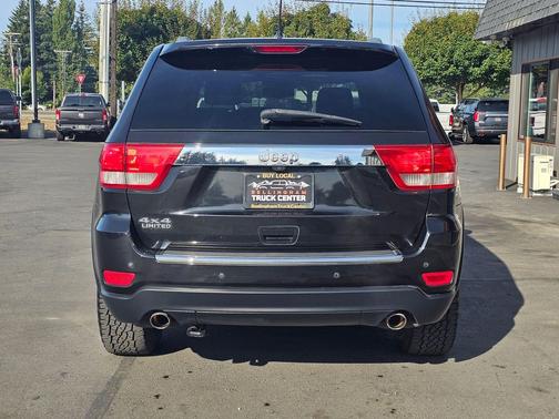 Brilliant Black Crystal Pearlcoat 2011 Jeep Grand Cherokee Limited
