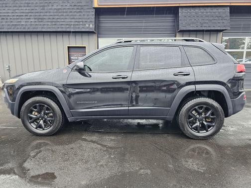 Brilliant Black Crystal Pearl Coat 2016 Jeep Cherokee Trailhawk