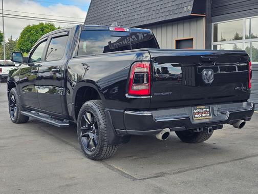 Diamond Black Crystal Pearlcoat 2022 RAM 1500 Sport