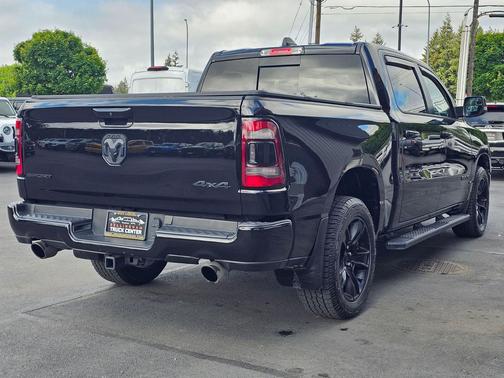 Diamond Black Crystal Pearlcoat 2022 RAM 1500 Sport