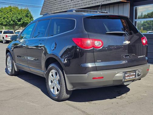 Black Granite Metallic 2011 Chevrolet Traverse 2LT